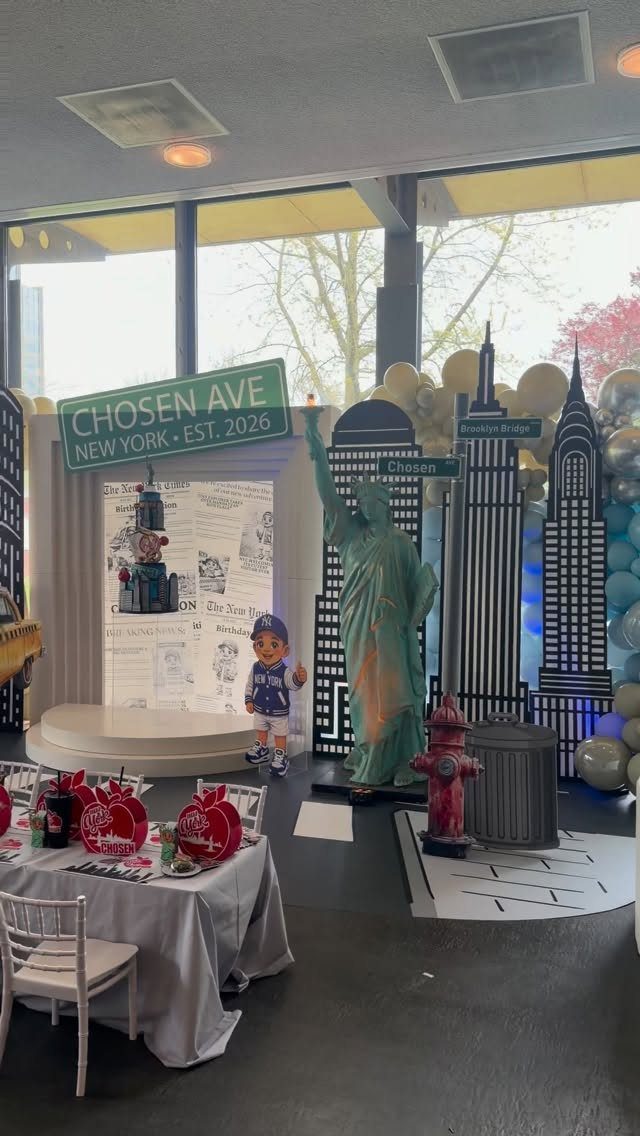 New York City themed party decorations with Statue of Liberty and city skyline